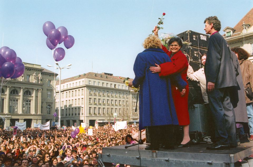 Feier nach der Wahl von Ruth Dreifuss auf dem Bundes­platz am 10. März 1993