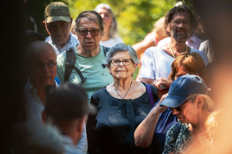 Ruth Dreifuss bei der Setzung der «Stolpersteine» zu Ehren von 1944 ermordeten Antifaschisten im August 2025