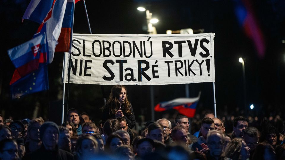 Transparent mit der Aufschrift «SLOBODNÚ RTVS NIE STaRÉ TRIKY!» bei einem Protest gegen den nationalkonservativen slowakischen Premier Robert Fico