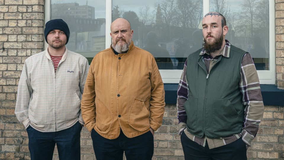 James Dowdle, JJ&nbsp;Tatten und Harry Foster vor dem Gebäude des «The Warren Youth Project»