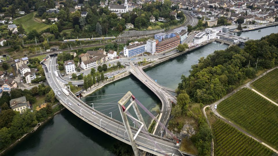 die Einfahrt des Fäsenstaubtunnel und Autobrücke über den Rhein aus der Vogelperspektive