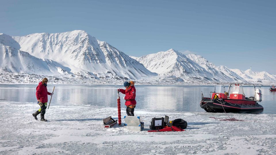 norwegische Forscher:innen nehmen mit einem Bohrer Eisproben