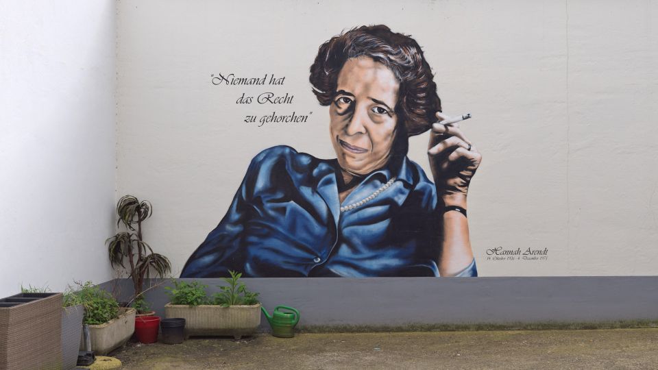 Porträt von Hannah Arendt an einer Mauer im Hinterhof ihres Geburtshauses in Hannover-Linden, daneben ist ihr Spruch «Niemand hat das Recht zu gehorchen» aufgemalt