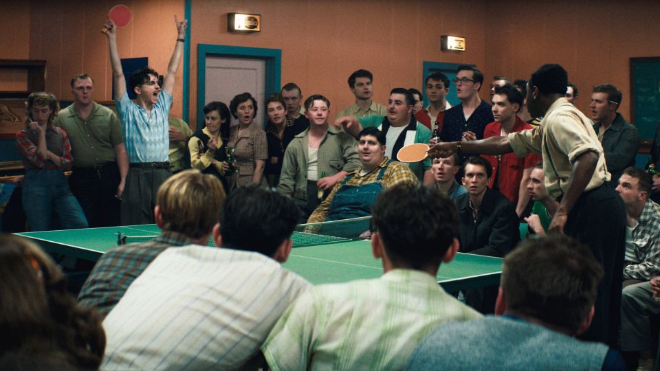 Filmstill aus «Marty Supreme»: Tischtennis-Match mit Publikum