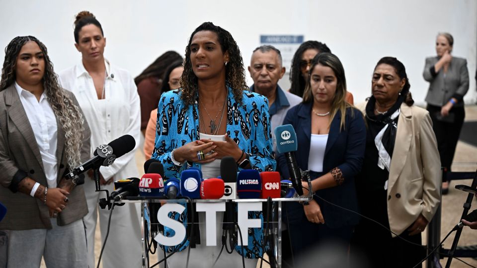 Marielles Schwester Anielle Franco spricht vor den Medien