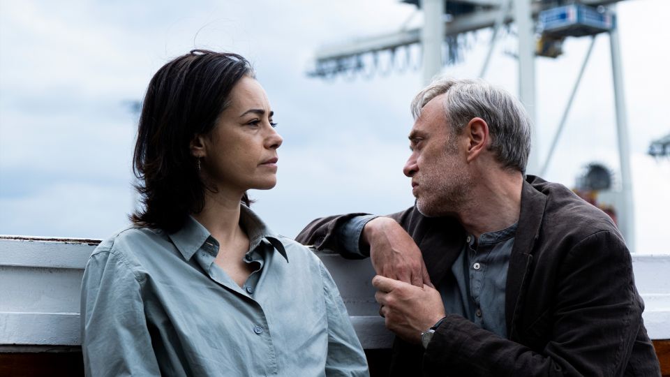 Filmstill aus «Gelbe Briefe»: Was Derya und Aziz stehen an einer Hafenanlage