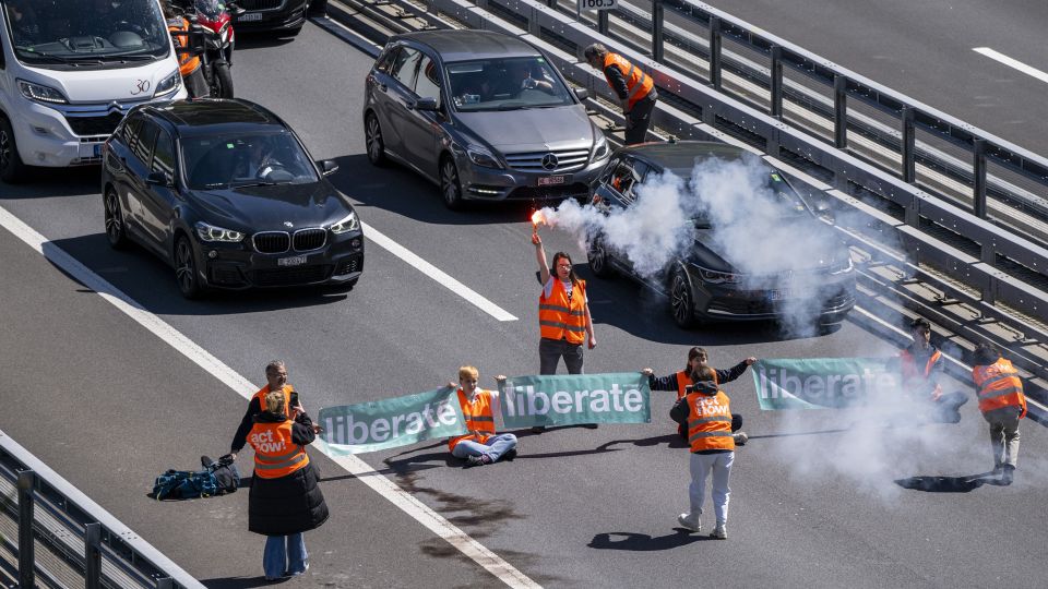Aktivist:innen von «Renovate Switzerland» protestieren auf der Autobahn vor dem Gotthardtunnel bei Göschenen