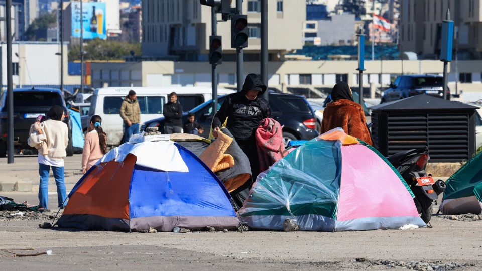 Zelte von Flüchtenden am Strassenrand