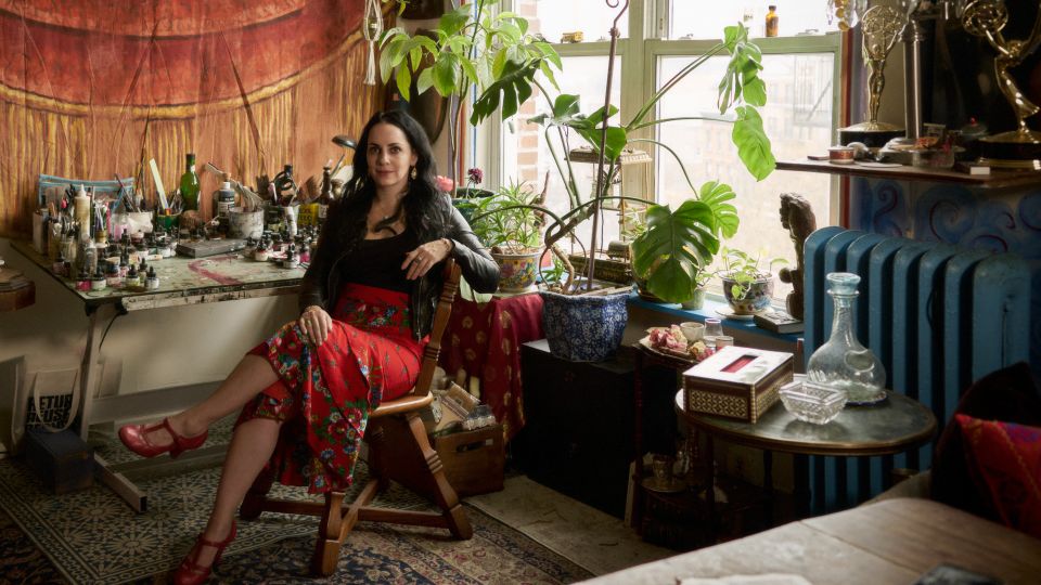 Molly Crabapple sitzt an ihrem Mal-Tisch
