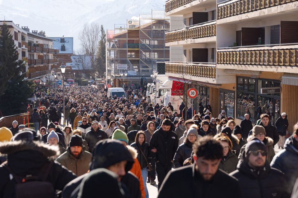 Schweigemarsch durch die Rue Centrale in Crans Montana