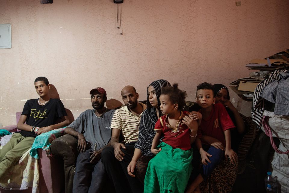 die Familie von Tarek Mustafa sitzt auf einem Sofa