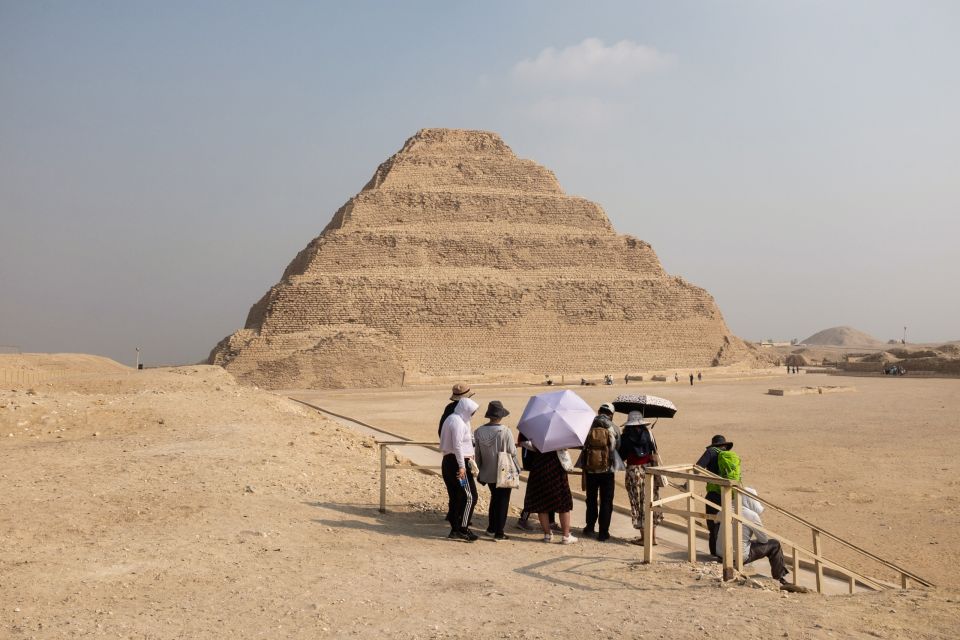 Tourist:innen bei der Djoserpyramide