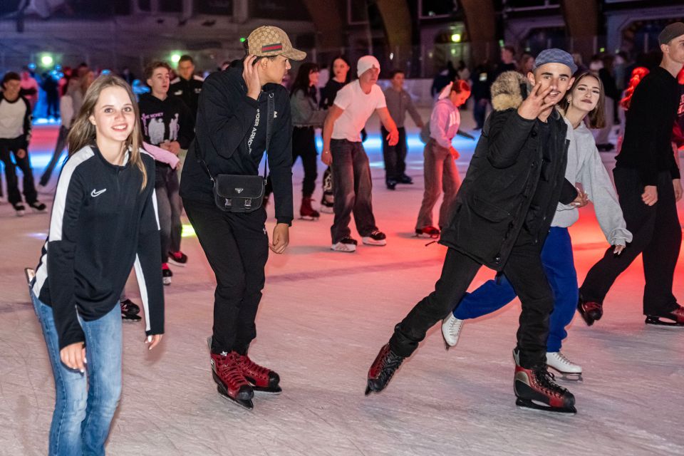 junge Personen auf Schlittschuhen bei der Disco in der Eishalle