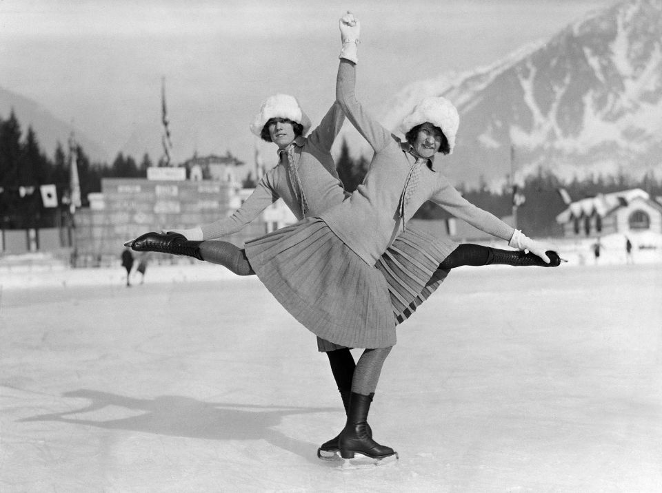 Eisläuferinnen auf dem Natureisfeld in St. Moritz, 1925