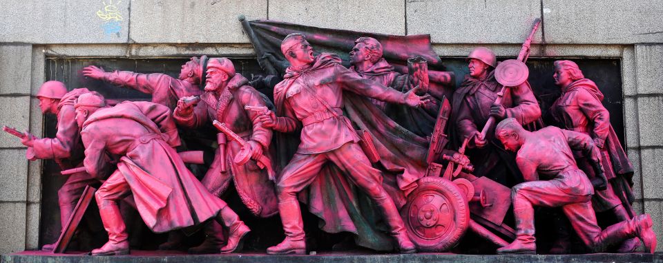 Sockel des verbliebenen Rest des sowjetischen Kriegerdenkmals in Sofia mit Pink besprühten Soldaten