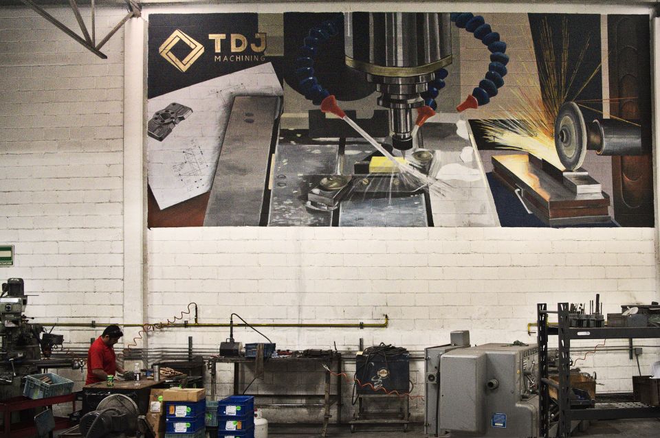 eine Person bei der Arbeit in der Fabrik von TDJ Machining 