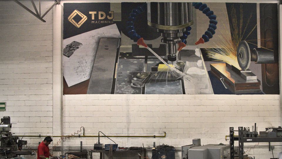 eine Person bei der Arbeit in der Fabrik von TDJ Machining 