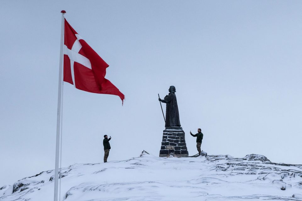 Dänische Soldaten bei der Statue des Missionars Hans Egede in Grönlands Hauptstadt Nuuk