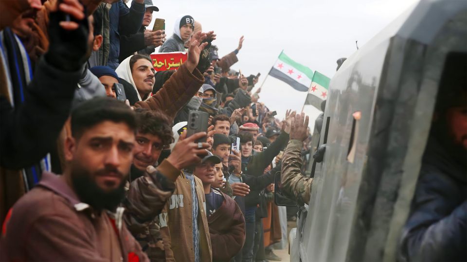 Zivilisten am Strassenrand in Rakka heissen die syrische Armee willkommen