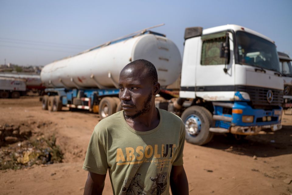 Fousseny Coulibaly steht vor dem Benzin-Tanklastwagen