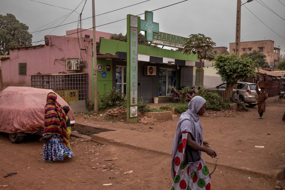Menschen unterwegs auf einer Strasse ein Bamako