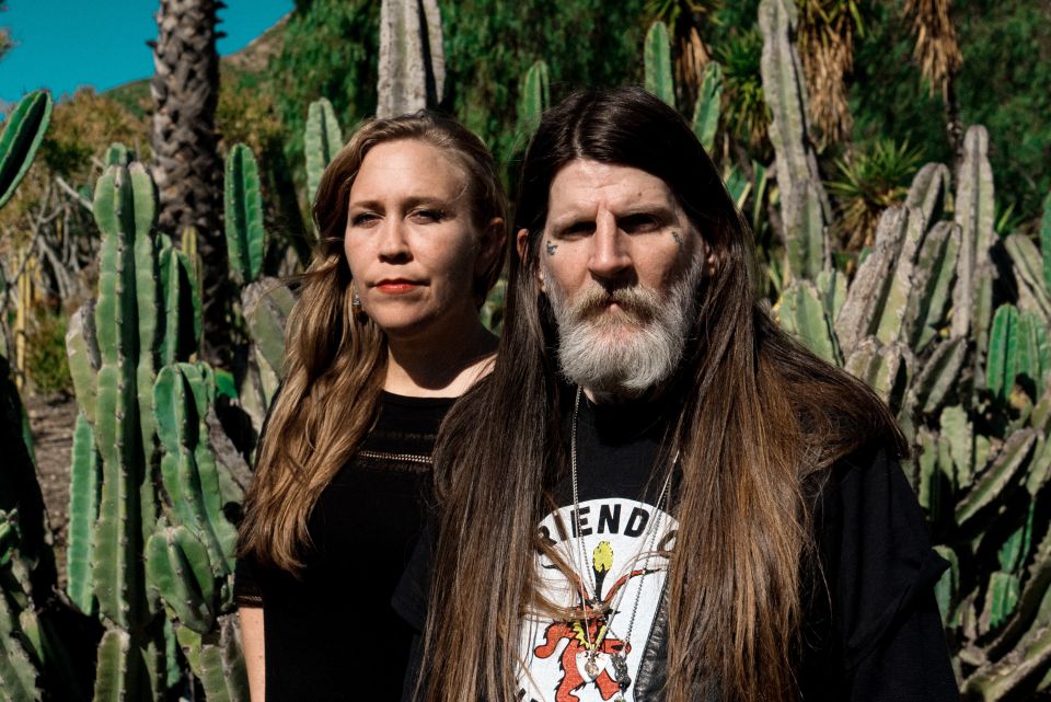 Adrienne Davies und Dylan Carlson von Earth stehen vor grossen Kakteen