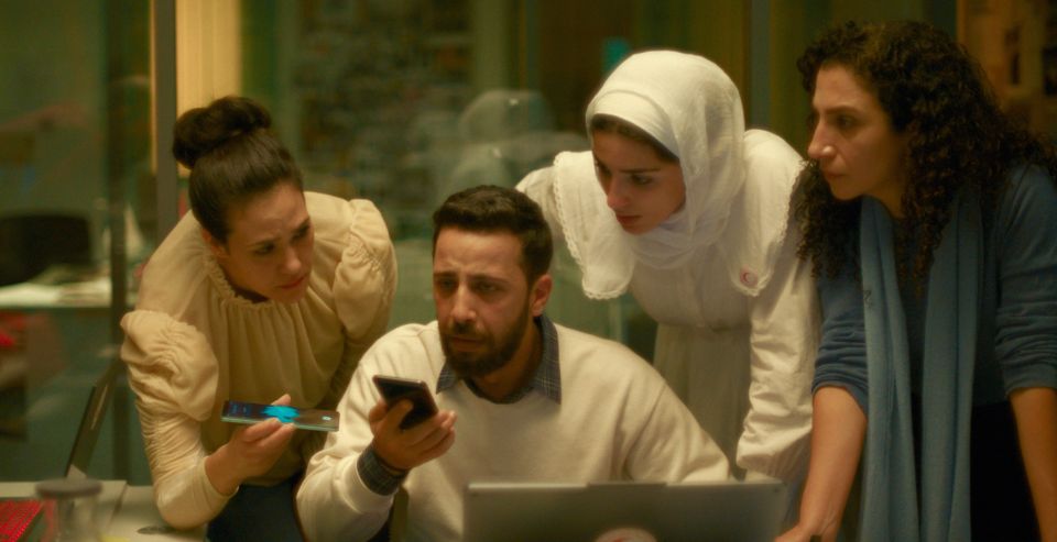 Filmstill aus «The Voice of Hind Rajab»: Schauspieler:innen im Dialog mit der aufgezeichneten echten Stimme auf Smartphones