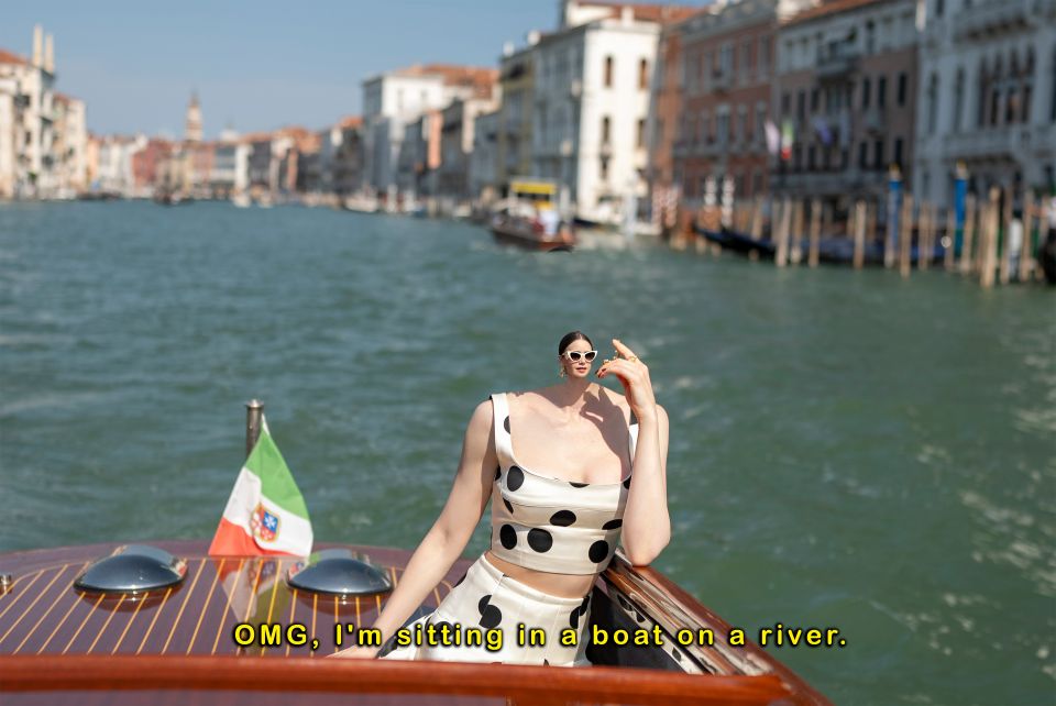 Fotomontage von Beni Bischof: Protagonistin aus der TV-Serie «Emily in Paris» auf einem Boot in Venedig mit verkleinertem Kopf