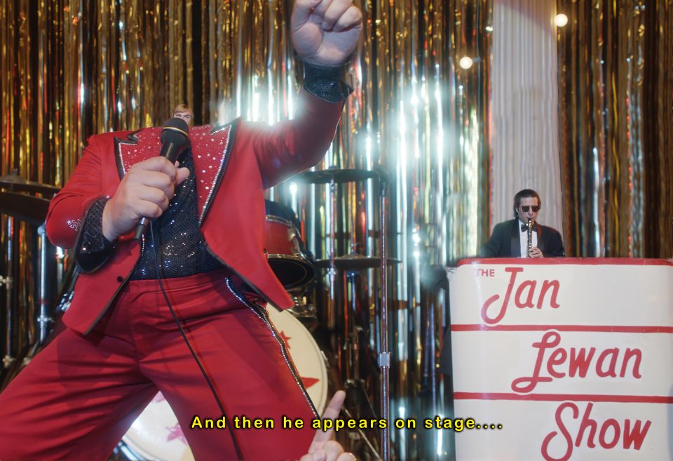 Fotomontage von Beni Bischof: Protagonist aus der TV-Serie «The Polka King» mit verkleinertem Kopf