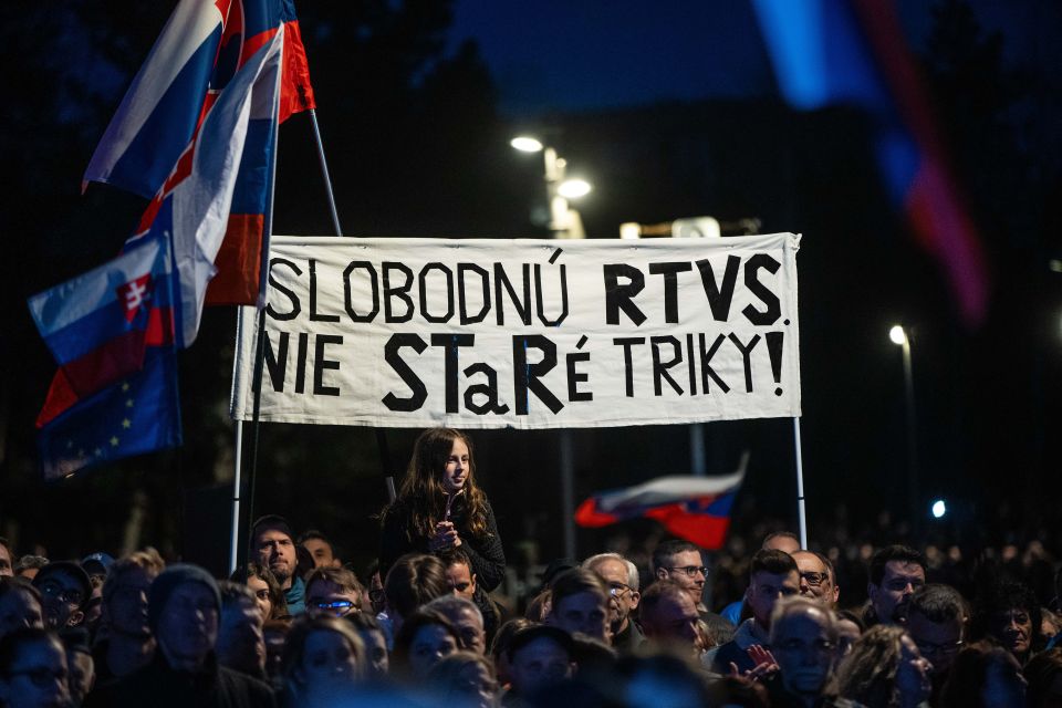 Transpart mit der Aufschrift «SLOBODNÚ RTVS NIE STaRÉ TRIKY!» bei eine Protest gegen den nationalkonservativen slowakischen Premier Robert Fico