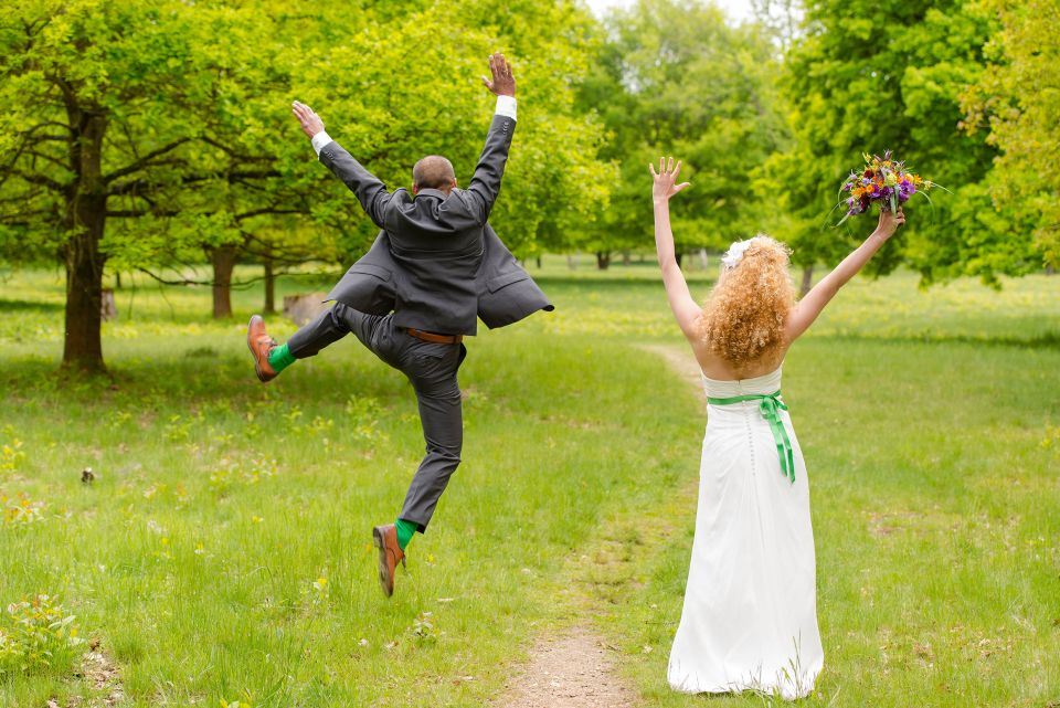 Symbol-Bild: ein Hochzeits-Paar springt in die Luft