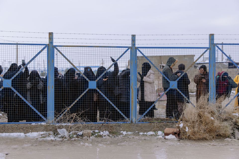 Gefangene im Al-Hol-Camp hinter Gitter und Stacheldraht
