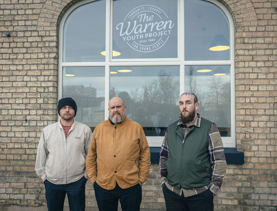 James Dowdle, JJ&nbsp;Tatten und Harry Foster vor dem Gebäude des «The Warren Youth Project»