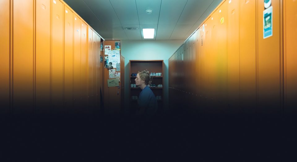 Filmstil aus «Heldin», zur Hälfte überdeckt mit einem schwarzen Balken