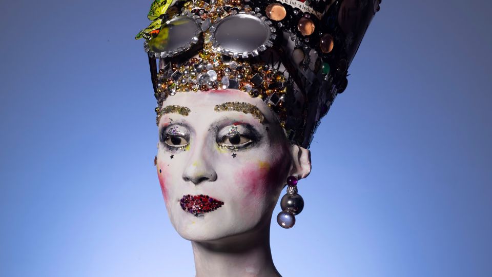 Büste von Königin Nofretete mit neuem Make-up von Visagistin Loni Baur