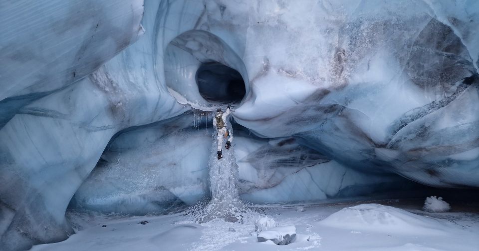 ein Dänischer Soldat klettert in eine Eishöhle
