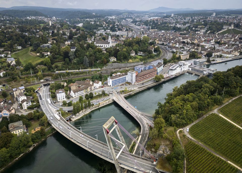 die Einfahrt des Fäsenstaubtunnel und Autobrücke über den Rhein aus der Vogelperspektive