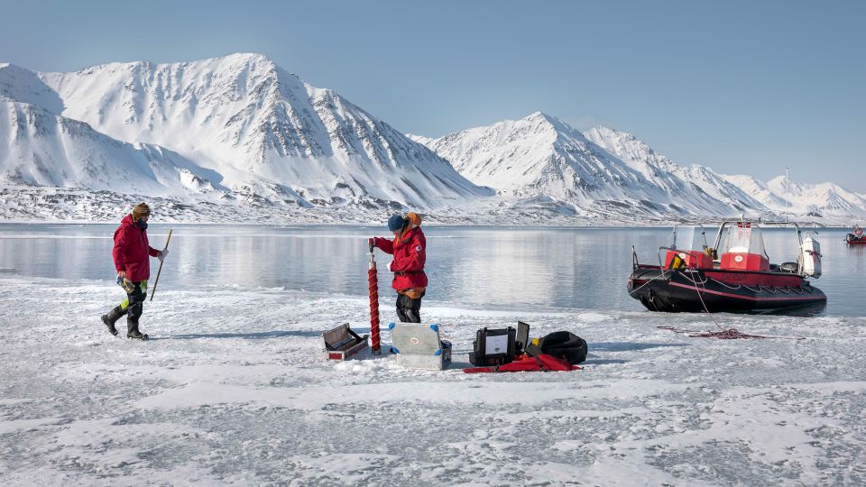 norwegische Forscher nehmen mit einem Bohrer Eisproben