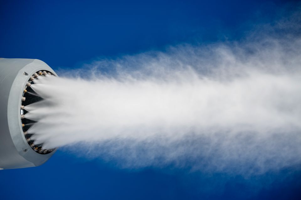 Schneekanone, welche feinen Kunstschnee produziert