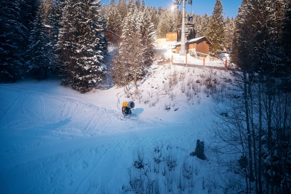 Blick auf die Mittelstation Ämpächli im Skigebiet Elm