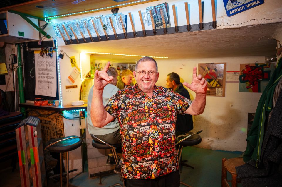 der Betreiber der Bar steht im Froschbar-Keller