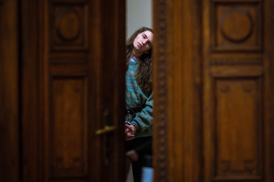 Maja&nbsp;T. am 22.&nbsp;Januar vor dem Gerichtssaal in Budapest