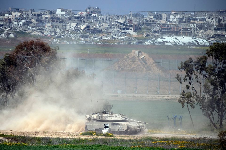 ein israelischer Panzer verlässt den Gazastreifen am 18. März