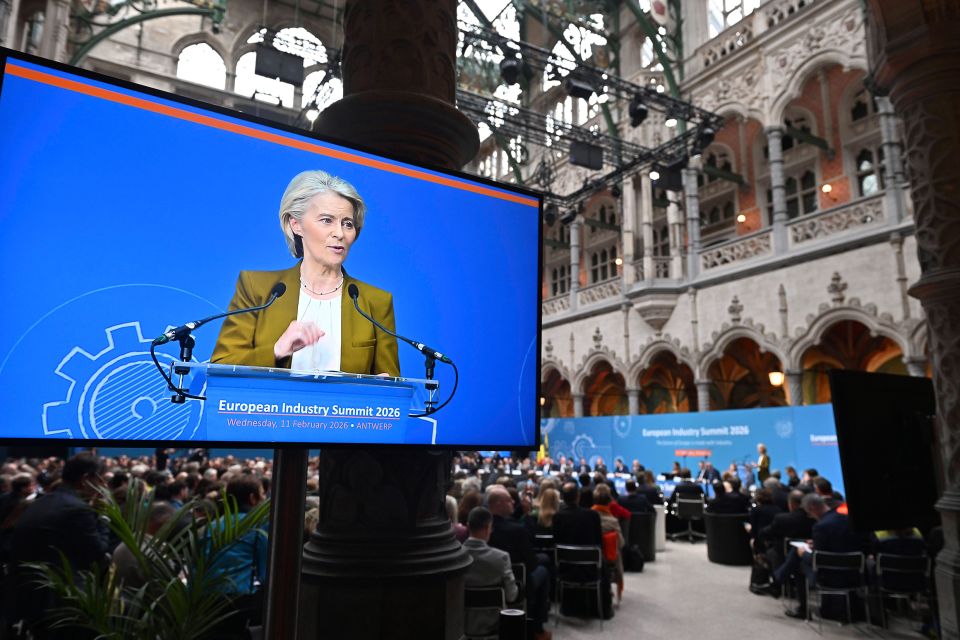 EU-Kommissionspräsidentin Ursula von der Leyen auf einer Projektions-Leinwand am Industriegipfel in Antwerpen