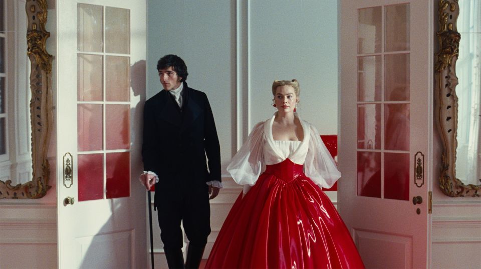 Filmstill aus Wuthering Heights»: Heathcliff im Anzug und Cathy in einem extravaganten Kleid