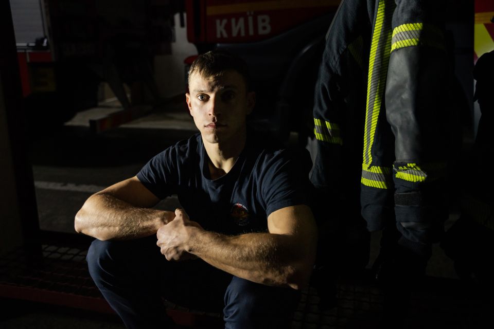 Portraitfoto von Feuerwehrkommandant Illja Holubjew in Arbeitskleidung