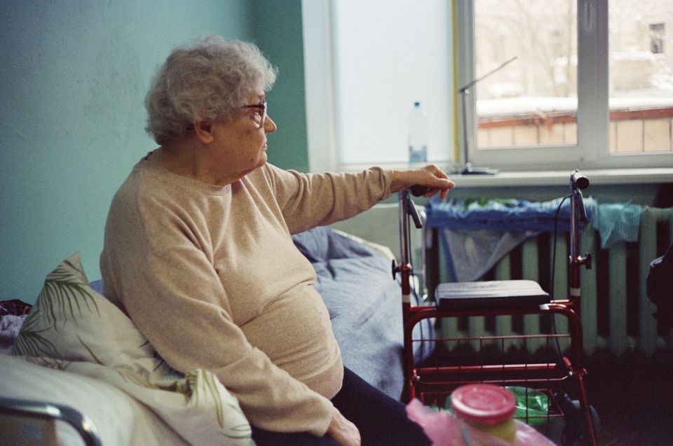 Maia Tarassenko sitzt auf ihrem Bett