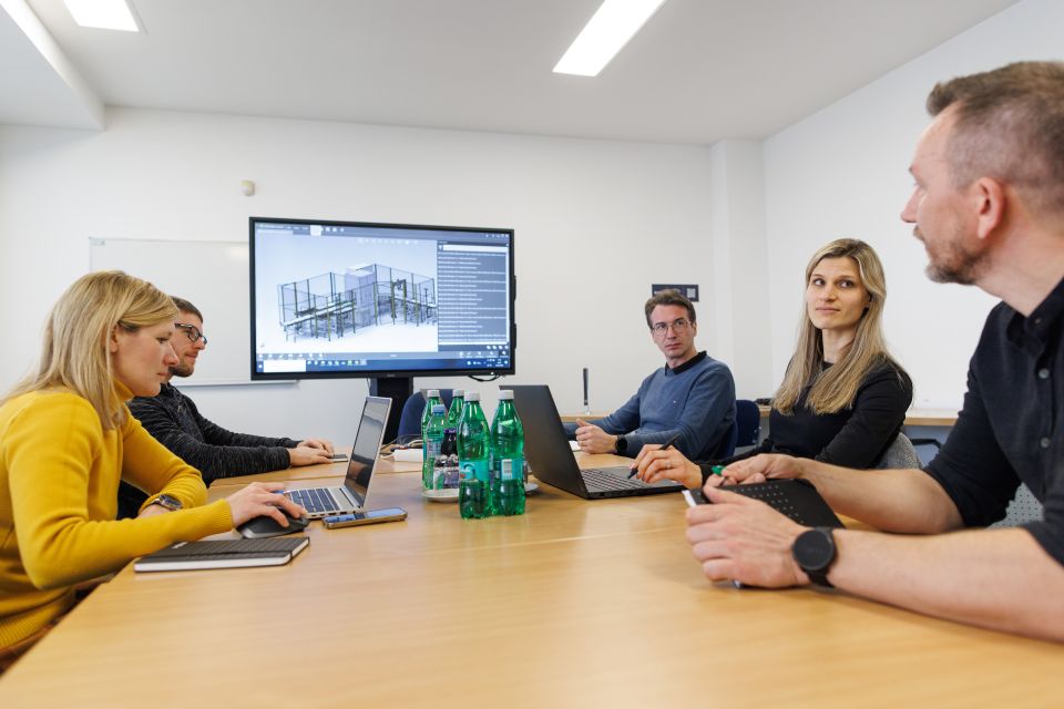 Mitarbeiter:innen der Techfirma Inea bei einer Besprechung