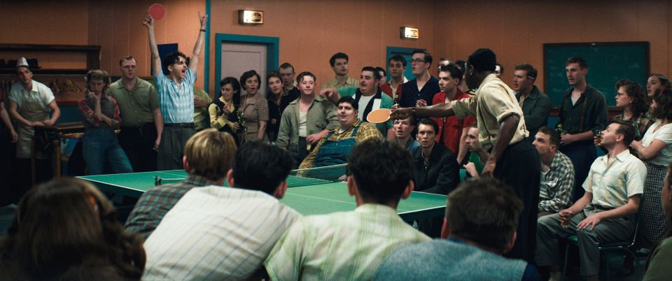 Filmstill aus «Marty Supreme»: Tischtennis-Match mit Publikum