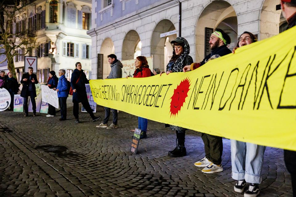 Transparent mit der Aufschrift «BETON IM SMARAGDGEBIET – NEIN DANKE» am Protest gegen die geplante Umfahrung
